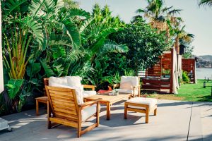 Mobilier extérieur en bois pour terrasse et jardin