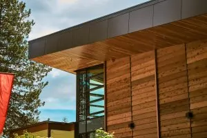 Une façade de bâtiment en bardage bois