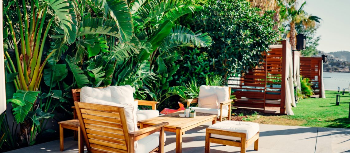 Mobilier extérieur en bois pour terrasse et jardin