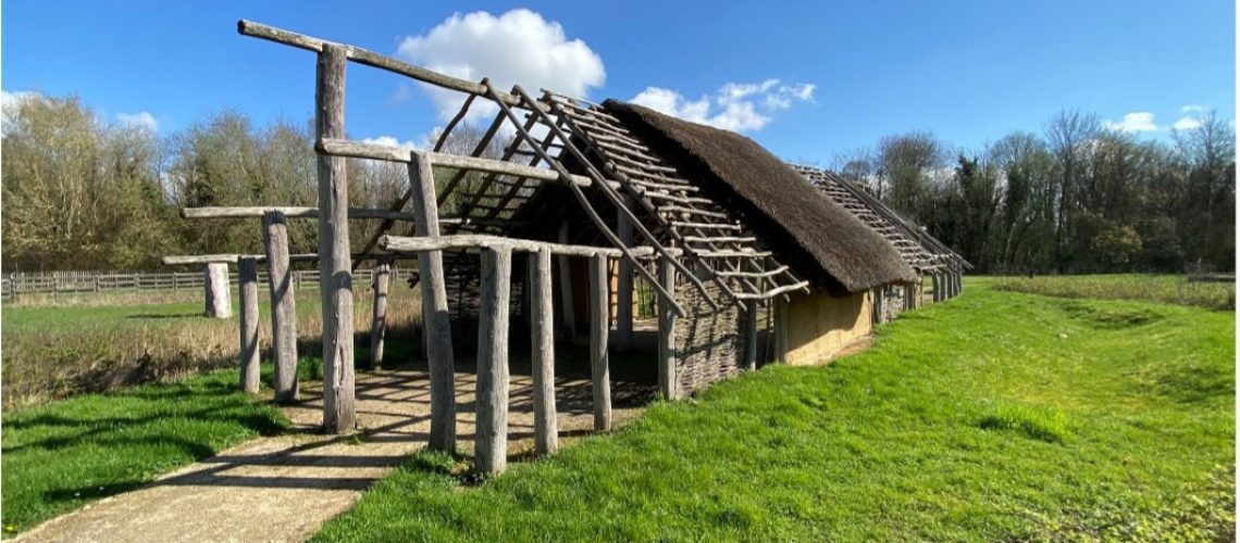 Expertise parasitaire d'une maison préhistorique reconstituée