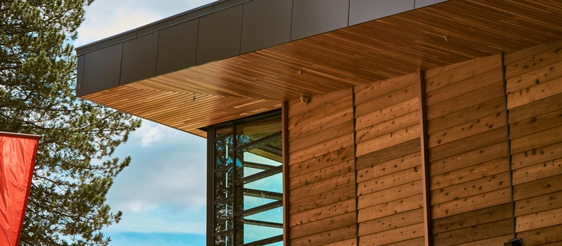 Une façade de bâtiment en bardage bois